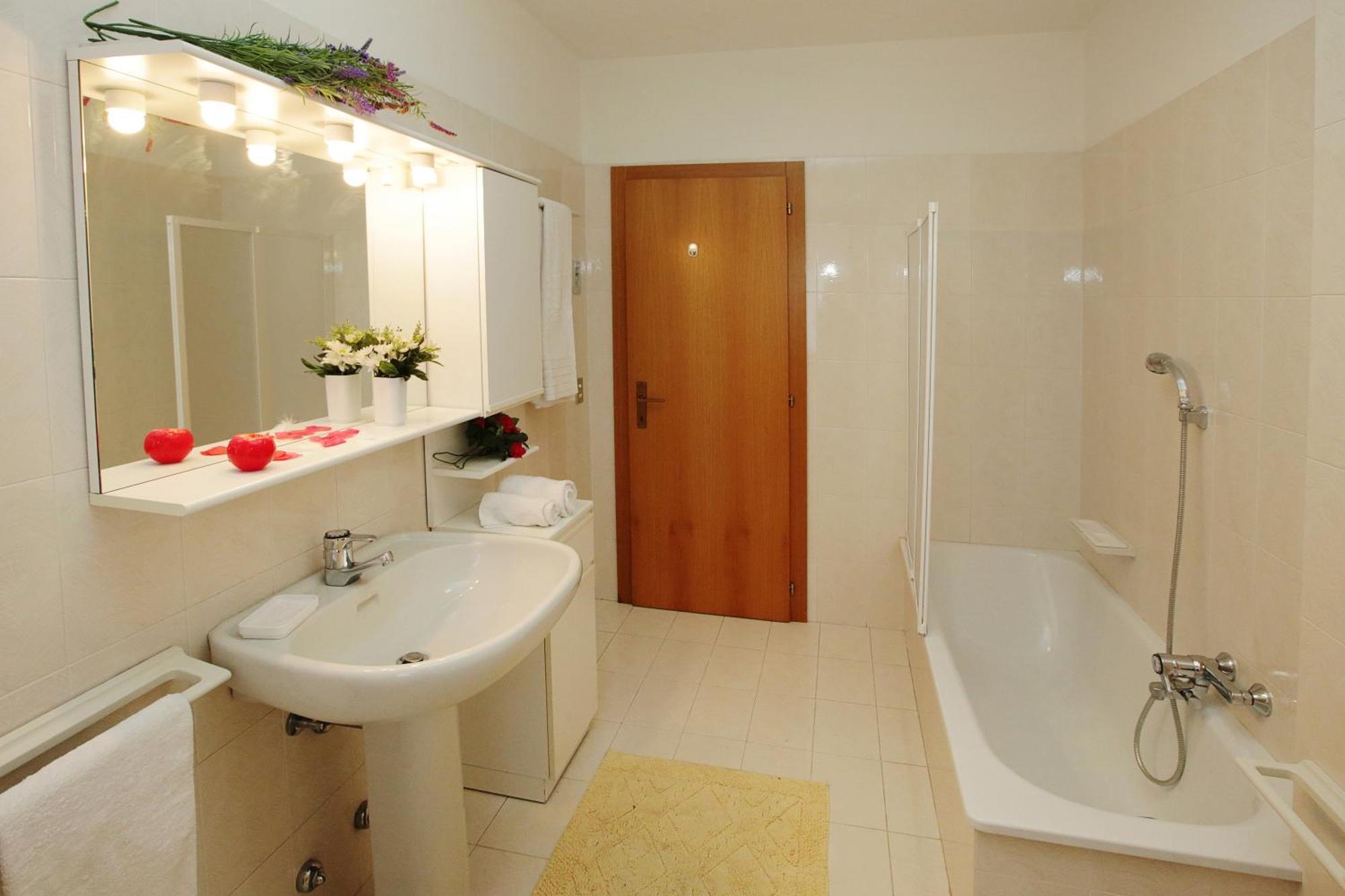 Appartamento Emma - Happy Rentals Riva del Garda Exterior photo